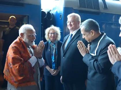 PM Narendra Modi Ukraine Visit LIVE Ukraine foreign officials greeted PM Narendra Modi video viral | PM Modi Ukraine Visit LIVE: यूक्रेन में दिखी भारतीय संस्कृति की झलक, पीएम मोदी को विदेशी अधिकारियों ने किया नमस्कार; वीडियो वायरल PM Narendra Modi Ukraine Visit LIVE Ukraine foreign officials greeted PM Narendra Modi video viral | PM Modi Ukraine Visit LIVE: यूक्रेन में दिखी भारतीय संस्कृति की झलक, पीएम मोदी को विदेशी अधिकारियों ने किया नमस्कार; वीडियो वायरल