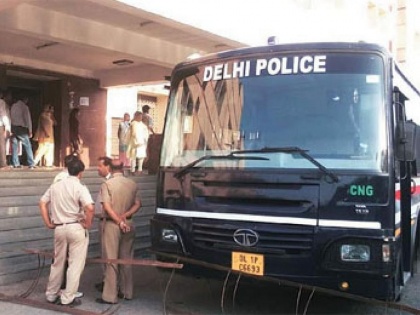 coronavirus Rapid testing for Covid-19 in Delhi ordered, 25 prisoner vans will be mobile labs | कोरोना वायरस: दिल्ली में रैपिड टेस्ट की शुरुआत, 25 कैदी वाहनों को बनाया जाएगा मोबाइल लैब