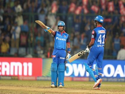 IPL 2019: Prithvi Shaw out on 99, misses opportuniy of becoming IPL youngest ever centurion | IPL 2019: पृथ्वी शॉ नया इतिहास रचने से 'एक रन' से चूके, इस खास लिस्ट में की कोहली की बराबरी