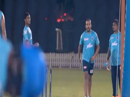 IPL 2020: Delhi Capitals Shares Prithvi Shaw Leg Break bowling Video | IPL 2020: पृथ्वी शॉ गेंदबाजी में हाथ आजमाते आए नजर, लेग ब्रेक फेंककर किया हैरान, देखें Video