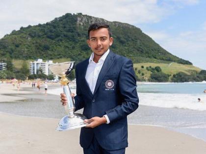 India U-19 team arrives to mumbai airport | ICC U-19 वर्ल्ड कप जीतने वाली इंडियन टीम पहुंची देश, मुंबई में जोरदार स्वागत