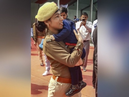 With infant son in her arms, UP Police woman performs duty at CM Yogi’s event at noida | CM योगी के कार्यक्रम में डेढ़ साल की बच्चे को गोद लिए ड्यूटी पर पहुंची महिला कांस्टेबल, तस्वीर हुई वायरल