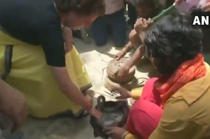 Priyanka Gandhi meets snake charmers and holds snakes in hands Raebareli lok sabah election 2019 | प्रियंका गांधी वाड्रा ने रायबरेली में संपेरों से की मुलाकात, सांप को हाथ में थामने का वीडियो हुआ वायरल