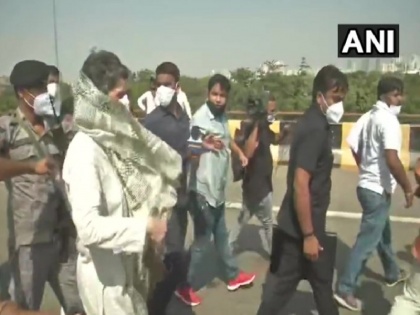 Priyanka Gandhi and rahul gandhi going to hathras walks Yamuna Expressway, after vehicle stopped | हाथरस जा रहे राहुल और प्रियंका गांधी के काफिले को यमुना एक्सप्रेस वे पर रोका गया, पैदल बढ़ रहे हैं आगे