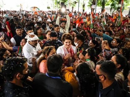 uttar pradesh Priyanka Gandhi'Am a woman, I can fight' announces 40% reservation for female candidates | उत्तर प्रदेश विधानसभा चुनावः 'लड़की हूं...लड़ सकती हूं', प्रियंका गांधी ने दिया नारा, महिला शक्ति तैयार, अब राजनीति में बनेंगी भागीदार