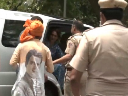 Delhi: Priyanka Gandhi takes congress supporter in her car as she headed towards Jantar Mantar | वीडियो: कांग्रेस समर्थक को पकड़कर ले जा रही थी पुलिस, तभी पहुंच गईं प्रियंका गांधी, अपनी गाड़ी में बैठाया