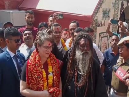 VIDEO: Priyanka Gandhi begins Assam tour, Baba blesses her to 'become Prime Minister' | VIDEO: प्रियंका गांधी ने असम का दौरा शुरू किया, नागा साधू ने सिर पर हाथ रखकर दिया 'प्रधानमंत्री बनने' का आशीर्वाद VIDEO: Priyanka Gandhi begins Assam tour, Baba blesses her to 'become Prime Minister' | VIDEO: प्रियंका गांधी ने असम का दौरा शुरू किया, नागा साधू ने सिर पर हाथ रखकर दिया 'प्रधानमंत्री बनने' का आशीर्वाद