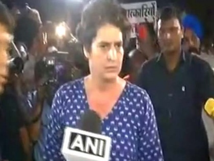 Priyanka Gandhi angry said those who come to push someone please go home in India gate candle march | VIDEO:कैंडल मार्च में धक्का देने वालों पर भड़कीं प्रियंका गांधी, दिया ऐसा जवाब डर गए सब 