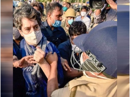 Chitra Wagh Demands Action Against Cop Who Manhandled Priyanka Gandhi | बीजेपी नेता चित्रा वाघ की योगी से मांग, प्रियंका गांधी का कुर्ता पकड़ने वाले पुलिसकर्मी पर हो सख्ता कार्रवाई, उसकी जुर्रत कैसे हुई 