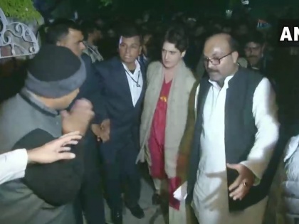 Priyanka Gandhi's accusation, said- UP police grabbed me in lucknow | VIdeo: लखनऊ में प्रियंका गांधी के साथ बदसलूकी, कहा- यूपी पुलिस ने मेरा गला पकड़ कर खींचा