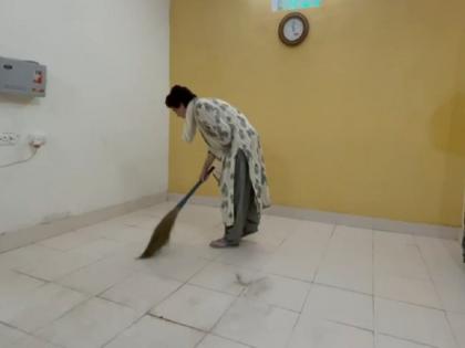 Priyanka Gandhi sweeps floor at Sitapur guest house after detained on way to Lakhimpur | लखीमपुर हिंसा: पुलिस हिरासत में प्रियंका गांधी लगाने लगी गेस्ट हाउस में झाड़ू, आखिर क्यों किया ऐसा! वीडियो हुआ वायरल