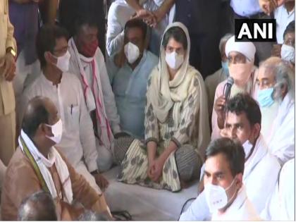 Delhi: Priyanka Gandhi attends prayer meet for the victim of Hathras incident, at Maharishi Valmiki Temple | हाथरस रेप केसः महर्षि वाल्मीकि मंदिर में आयोजित प्रार्थना सभा में शामिल हुईं प्रियंका गांधी, लोगों से कहा- अपनी आवाज उठाओ