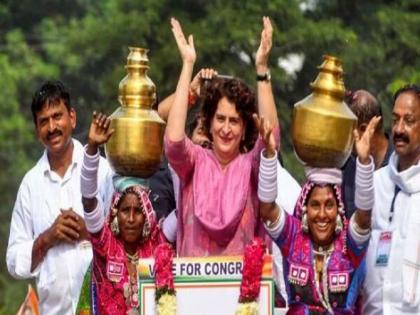 Priyanka Gandhi joins folk artists dancing during roadshow in poll-bound Telangana | Watch: चुनावी राज्य तेलंगाना में रोड शो के दौरान नृत्य करते लोक कलाकारों के साथ शामिल हुईं प्रियंका गांधी