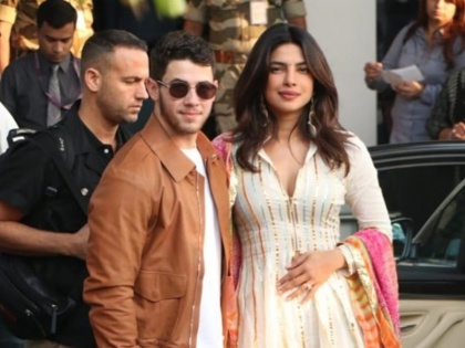 Priyanka Chopra's dress buttoned open, husband Nick Jonas did this work immediately | प्रियंका चोपड़ा के ड्रेस की खुली बटन, पति निक जोनस ने किया फौरन ये काम
