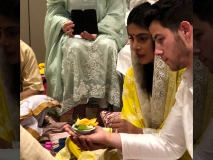 Priyanka Chopra and Nick Jonas make things official in a traditional ceremony | प्रियंका चोपड़ा और निक जोनस ने सगाई से पहले पारंपरिक अंदाज में की पूजा, ये मेहमान हुए शामिल