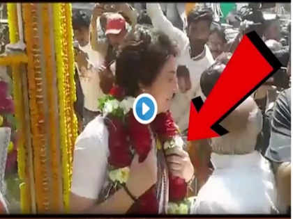 Congress General Secretary for Uttar Pradesh (East) Priyanka Gandhi Vadra paid tribute to Lal Bahadur Shastri in Varanasi | VIDEO: प्रियंका ने गले से उतार लाल बहादुर शास्त्री की प्रतिमा पर चढ़ाई माला, स्मृति ईरानी ने बताया अपमान