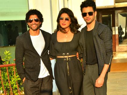 'द स्काई इज पिंक' का प्रमोशन करते नजर आए फरहान-प्रियंका, देखें ब्लैक आउटफिट में स्टाइलिश फोटो