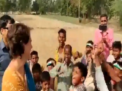 lok sabha election 2019 priyanka gandhi gets trolled on using kids using Anti PM Modi slogans | Video: प्रियंका गांधी के सामने बच्चों ने पीएम मोदी को कहे 'अपशब्द' और लगाए 'चौकीदार चोर है' के नारे, बीजेपी ने घेरा