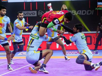 Pro Kabadi League Defending champion Bengal Warriors defeated Gujarat Giants 34-25 bengaluru Bulls defeat up yoddha 31-26 | Pro Kabadi League: गत चैंपियन बंगाल वॉरियर्स को गुजरात जाएंट्स ने 34-25 से हराया, बुल्स के सामने योद्धा फेल Pro Kabadi League Defending champion Bengal Warriors defeated Gujarat Giants 34-25 bengaluru Bulls defeat up yoddha 31-26 | Pro Kabadi League: गत चैंपियन बंगाल वॉरियर्स को गुजरात जाएंट्स ने 34-25 से हराया, बुल्स के सामने योद्धा फेल