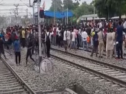 Fire of 'Agneepath scheme' raged in Bihar, angry youth set many trains on fire | 'अग्निपथ योजना' की ज्वाला भड़की बिहार में, आक्रोशित युवाओं ने कई ट्रेनों को किया अग्नि के हवाले
