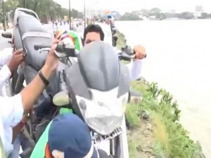 Congress leaders threw their bikes in the lake, demonstrated at the petrol pump | कांग्रेस नेताओं ने झील में फेंकी बाइक, जानें आखिर क्या है पूरा मामला