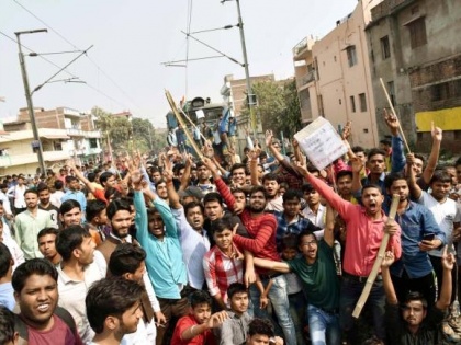 Bihar: ITI Exam cancel students protest against l fire railway and Subversion | बिहार: ITI परीक्षा रद्द होने पर छात्रों ने किया हंगामा, रेलवे ट्रैक पर की आगजनी