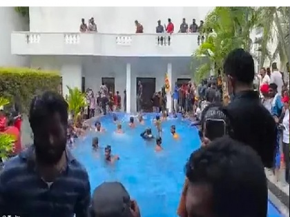 Sri Lanka Crises: Protestors in President's swimming pool, Watch Video | Sri Lanka Crises:श्रीलंकाई राष्ट्रपति के खिलाफ विरोध तेज, राष्ट्रपति आवास के स्विमिंग पूल में नहाते दिखे प्रदर्शनकारी, देखें वीडियो