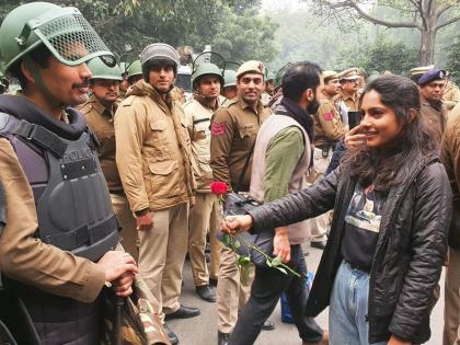 CAA Protest: Gandhigiri of protesters, rose flowers given to police | CAA Protest: प्रदर्शनकारियों की गांधीगिरी, पुलिसवालों को दिया गुलाब का फूल