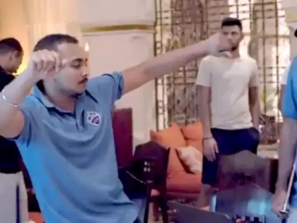 delhi capitals batsman prithvi shaw dancing video viral after win against chennai super kings | IPL 2020: धोनी की CSK को हराने के बाद पृथ्वी शॉ ने किया धमाकेदार डांस, वायरल हो रहा वीडियो
