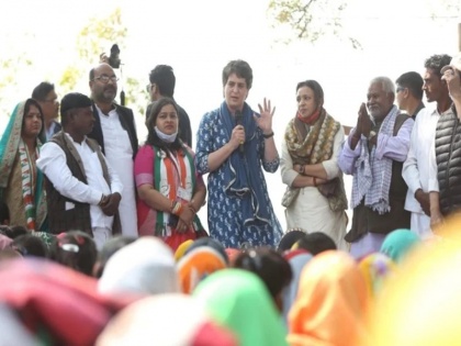 Congress General Secretary Priyanka Gandhi Vadra in Prayagraj meets Nishad family | प्रियंका गांधी को सामने देख फूट-फूट कर रोने लगीं महिलाएं, कहा- पुलिस ने औरतों-बच्चों को घर में घुसकर पीटा