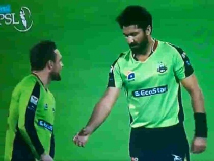 PSL 2018: bizarre scuffle erupted between Sohail Khan and Yasir Shah, Watch Video | PSL 2018: मैदान में 'मजेदार अंदाज' में भिड़े दो पाकिस्तानी खिलाड़ी, वीडियो हुआ वायरल