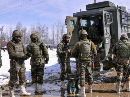 Indian Army admits a pregnant woman in hospital in between heavy snowfall | कश्मीर में फिर सामने आया सेना का मानवीय चेहरा, भारी बर्फबारी के बीच गर्भवती महिला को अस्पताल में भर्ती कराया