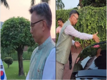 South Korean Ambassador to India participates in pooja for his new official car | WATCH: भारत में दक्षिण कोरियाई राजदूत ने अपनी नई कार के लिए कराई पूजा