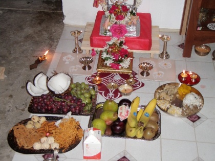 daily puja items list keep these things in the temple of house | लॉकडाउन: घर बैठे बदल दीजिए अपने पूजा घर की काया, मंदिर में रखिए ये 7 चीजें-चमक जाएगा किस्तम का सितारा