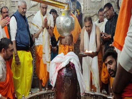 Anil Ambani worshiped in the Mahakaleshwar temple, told the pujari - God bless the hospital's 300 beds | अनिल अंबानी ने महाकालेश्वर मंदिर में की पूजा, पुजारी से कहा- ईश्वर करे अस्पताल के 300 बेड खाली रहें