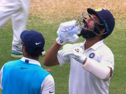 India vs Australia: Cheteshwar Pujara was having Pickle Juice during Adelaide Test, Know why | Ind vs AUS: पुजारा ने ऐडिलेड टेस्ट में कमाल की बैटिंग के दौरान इस 'खास जूस' से रखा खुद को फिट, वीडियो हुआ वायरल