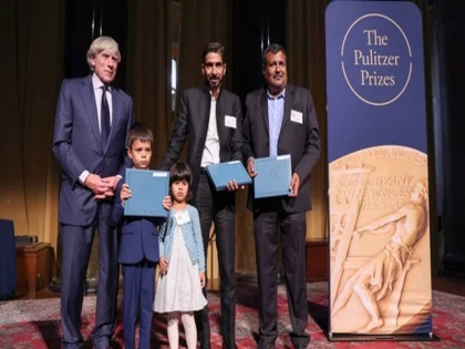 Slain photojournalist Danish Siddiqui’s kids accept Pulitzer Prize on his behalf | फोटो जर्नलिस्ट दानिश सिद्दीकी के बच्चों ने उनकी ओर से लिया पुलित्जर पुरस्कार, पिछले साल तालिबान ने की थी उनकी हत्या