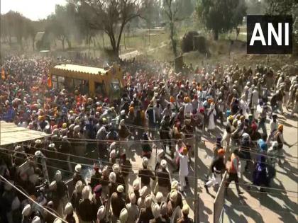 Thousands of supporters of pro-Khalistan 'Waris Punjab De' chief Amritpal Singh broke police barricades with swords and guns, Ajnala turned into a camp | खालिस्तान समर्थक 'वारिस पंजाब दे' के प्रमुख अमृतपाल सिंह के हजारों समर्थकों ने तलवारों और बंदूकों से तोड़े पुलिस बेरिकेड्स, छावनी में तब्दील हुआ अजनाला