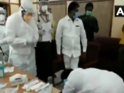 video: Congress MLA T Djeamourthy falls at the feet of a doctor to express his gratitude towards health workers at Corona camp, | कोरोना शिविर में कांग्रेस विधायक ने डॉक्‍टरों के पैर छूकर दिया धन्यवाद, वीडियो हुआ वायरल