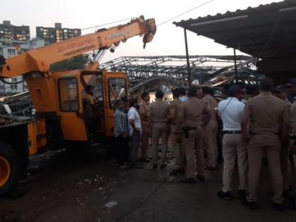 Maharashtra Five people including four women a man dead two others injured iron hoarding collapsed Ravet Kiwle area of Pimpri Chinchwad city | पिंपरी चिंचवाड़ में लोहे होर्डिंग बोर्ड गिरने से चार महिलाओं और एक पुरुष सहित पांच लोगों की मौत, दो अन्य घायल