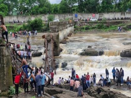 Bridge collapsed at a popular tourist spot in Pune, 6 people died, many were swept away in the water | पुणे के लोकप्रिय पर्यटन स्थल पर पुल ढहा, 2 लोगों की मौत, कई टूरिस्ट पानी में बहे