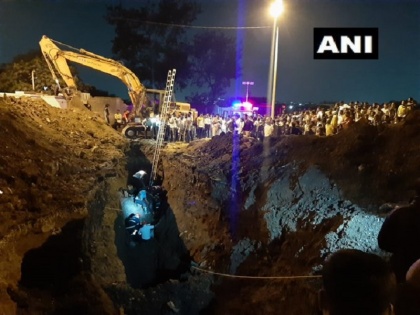 Pune: One fire brigade personnel died during Rescue Operation To Save man Who Fell Into hole of drainage line | पुणे: ड्रेनेज लाइन के लिए खोदे गए गड्डे में गिरे व्यक्ति को बचाने के दौरान एक दमकल कर्मी की मौत