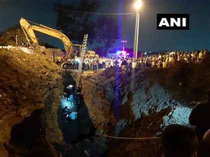 Pune: firemen arrived to save the person, ground subsided during rescue operation, 5 people trapped in pit | पुणे: व्यक्ति को बचाने पहुंचे थे दमकलकर्मी, रेस्क्यू ऑपरेशन के दौरान जमीन धंसी, गड्ढे में फंसे 5 लोग