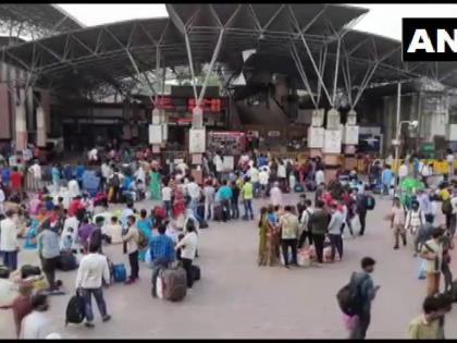 New Delhi mumbai and Pune railway station Massive crowd migrant workers thrived due to Corona's increasing infection | नई दिल्ली, मुंबई और पुणे रेलवे स्टेशन पर भारी भीड़, कोरोना के बढ़ते संक्रमण के कारण प्रवासी मजदूर उमड़े New Delhi mumbai and Pune railway station Massive crowd migrant workers thrived due to Corona's increasing infection | नई दिल्ली, मुंबई और पुणे रेलवे स्टेशन पर भारी भीड़, कोरोना के बढ़ते संक्रमण के कारण प्रवासी मजदूर उमड़े