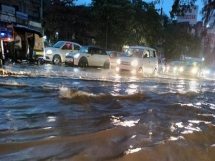 Pune Rain bikes are swimming all over road watch viral video | Video: पुणे में दो घंटे की बारिश के चलते सड़कें बनी नहरें, रोड पर तैरने लगी स्कूटी और बाइक, देखें वीडियो