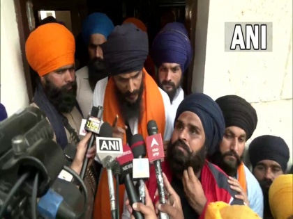 Punjab Amritpal Singh uncle and driver surrendered themselves in police station Khalistani leader is still away from police | पंजाब: अमृतपाल सिंह के चाचा और ड्राइवर ने थाने में किया खुद को सरेंडर, पुलिस की पकड़ से अब भी दूर है खालिस्तानी नेता
