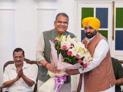 Punjab Cabinet Expansion Sanjeev Arora cabinet minister Dhaliwal resigns, given charge NRI department Bhagwant Mann | Punjab Cabinet Expansion: मंत्रिमंडल में शामिल संजीव अरोड़ा, धालीवाल का इस्तीफा, एनआरआई विभाग का जिम्मा Punjab Cabinet Expansion Sanjeev Arora cabinet minister Dhaliwal resigns, given charge NRI department Bhagwant Mann | Punjab Cabinet Expansion: मंत्रिमंडल में शामिल संजीव अरोड़ा, धालीवाल का इस्तीफा, एनआरआई विभाग का जिम्मा