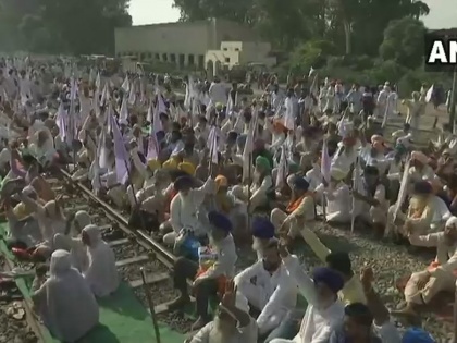 Punjab: Farmers blocked railway track near Batala today to protest against issues of stubble burning | पंजाब: पराली जलाने को लेकर किसानों ने प्रदर्शन कर रेलवे ट्रेक किया जाम, ट्रेनों का आवागमन हुआ ठप
