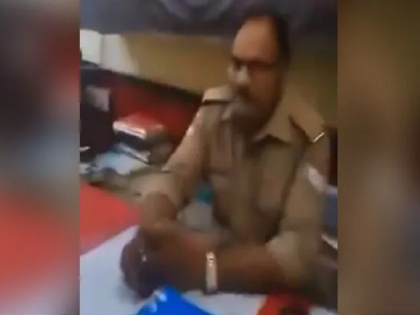 Kanpur: police suspended for misbehaving with woman complainant video viral | थाने में छेड़खानी की रिपोर्ट लिखवाने गई लड़की के साथ यूपी पुलिस ने किया दुर्व्यवहार, वायरल वीडियो को प्रियंका गांधी ने शेयर कर सुनाई खरी-खोटी