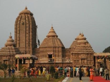 Coronavirus: Policeman suspended with family at Jagannath temple in Puri during lockdown | Coronavirus: लॉकडाउन के दौरान पुरी के जगन्नाथ मंदिर में परिवार संग गया पुलिसकर्मी, निलंबित Coronavirus: Policeman suspended with family at Jagannath temple in Puri during lockdown | Coronavirus: लॉकडाउन के दौरान पुरी के जगन्नाथ मंदिर में परिवार संग गया पुलिसकर्मी, निलंबित